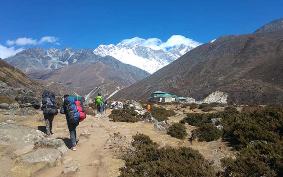 Porter carrhing loads at everest trail